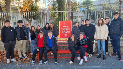 In foto la panchina rossa inaugurata ai Salesiani di Bra, simbolo del 25 novembre e della lotta alla violenza di genere