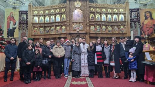Nella foto padre Vasile Doroftei in mezzo alla comunità ortodossa di Bra, dopo la benedizione