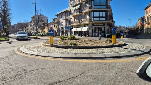 L'opposizione ha sollevato il tema del decoro delle rotatorie sull'asse di corso Langhe