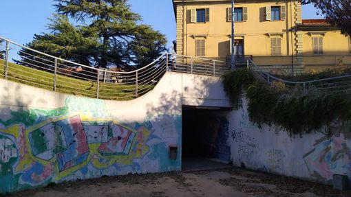 Alba, sopralluogo nel sottopasso pedonale. L’assessore: "Valutazioni in corso" [FOTO]