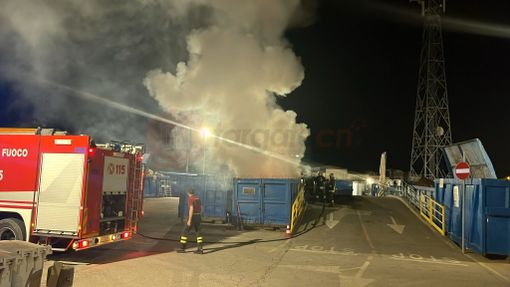 Bra, incendio tra i cassoni dell’ecocentro di corso Monviso Bra, incendio tra i cassoni dell’ecocentro di corso Monviso
