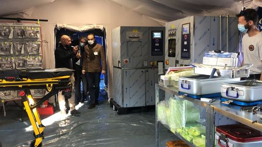 In foto, Mario Raviolo e Alberto Cirio all'interno dell'ospedale da campo dell'EMT2 della Regione Piemonte In foto, Mario Raviolo e Alberto Cirio all'interno dell'ospedale da campo dell'EMT2 della Regione Piemonte
