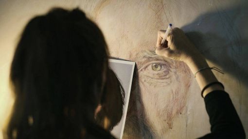 Moira Franco impegnata nello sviluppo di una sua creazione Moira Franco impegnata nello sviluppo di una sua creazione