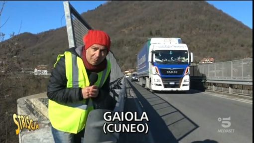 L'inviato di "Striscia la Notizia" Luca Galtieri sul ponte di Gaiola