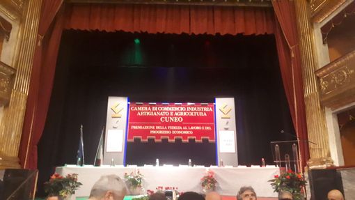 Al Toselli di Cuneo i premi per la "Fedeltà al lavoro e progresso economico": cuneese nel mondo è Angelo Gaja, il re del Barbaresco Al Toselli di Cuneo i premi per la "Fedeltà al lavoro e progresso economico": cuneese nel mondo è Angelo Gaja, il re del Barbaresco