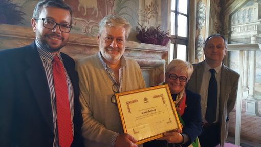 Bra, conferita la cittadinanza onoraria allo scrittore Gianni Farinetti