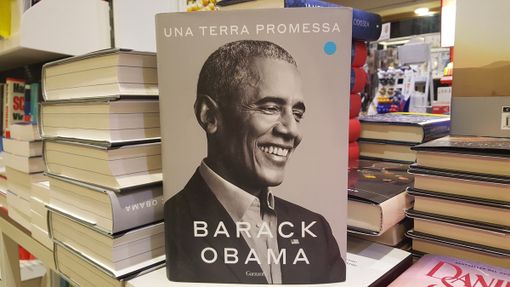 Al Caffè Letterario di Bra si legge ‘Una terra promessa’, la biografia di Barak Obama, con il poeta Bernardo Negro