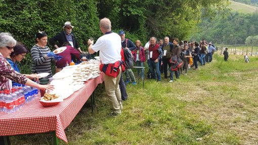 Vezza d’Alba, successo per la Pasquetta mangereccia organizzata dalla Pro loco sul sentiero dei Becchi (FOTO)
