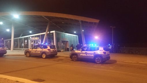 Dodici sgomberi in due mesi al movicentro. Il questore: "Tra i 38 presenti un Covid positivo, ubriachi, pluripregiudicati ed espulsi"