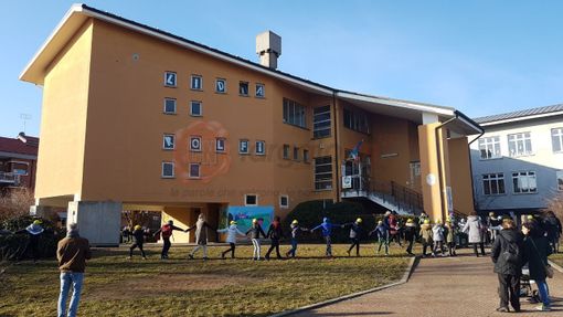 “Non vogliamo più scritte brutte sulle porte”: la lezione dei bimbi della scuola “Lidia Rolfi” di Cuneo (FOTO E VIDEO)