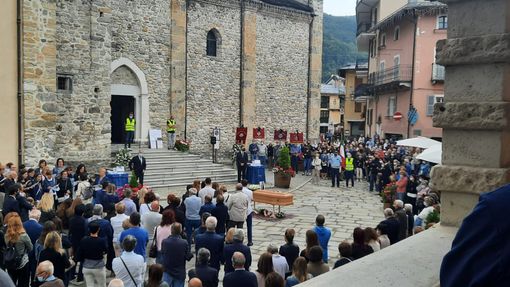 Tutta Limone per l'addio a Fabrizio Viale: "Non possiamo che ringraziarlo perché ci ha detto che la vita va vissuta con intensità" Tutta Limone per l'addio a Fabrizio Viale: "Non possiamo che ringraziarlo perché ci ha detto che la vita va vissuta con intensità"