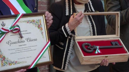 Santa Vittoria d'Alba, una chiave realizzata a mano e una pergamena al maestro Gioachino Chiesa