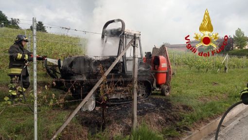 Alba, mezzo agricolo a fuoco nel vigneto della scuola enologica (FOTO)