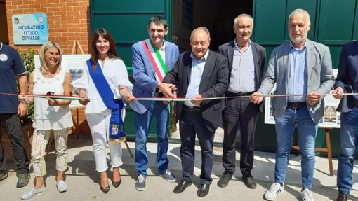 Il taglio del nastro per l'inaugurazione del nuovo incubatorio ittico