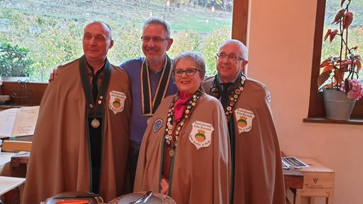 Il giornalista Mediaset Beppe Gandolfo con i membri della Confraternita della Nocciola Tonda Gentile di Langa