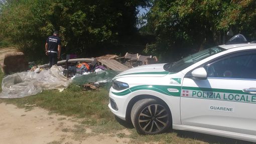 Poltrone, sedie, abiti e sacchi abbandonati in un orto a Guarene: individuati e sanzionati i responsabili