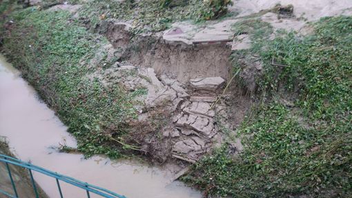 Esondato il rio Riddone a Guarene: abitazioni e negozi allagati