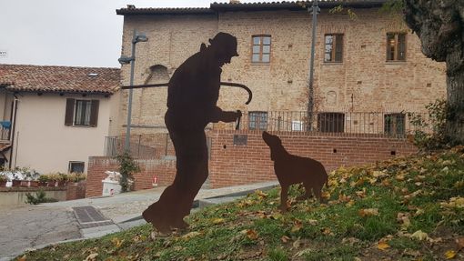 L'autunno è la stagione dei tartufi; ce lo ricordano le sagome dei trifolau, a Roddi L'autunno è la stagione dei tartufi; ce lo ricordano le sagome dei trifolau, a Roddi