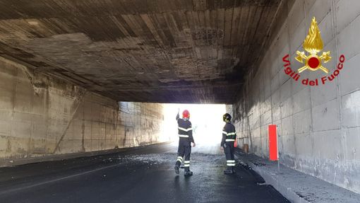 Cadono pezzi di cemento dal cavalcavia, chiusa la tangenziale di Mondovì verso l'autostrada