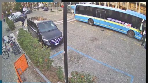 Le telecamere installare alla stazione ferroviaria di Alba per la sicurezza. Servono anche per inquadrare le rastrelliere delle biciclette.
