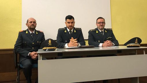 Un momento della conferenza tenuta questa mattina presso il Comando provinciale delle Fiamme Gialle Un momento della conferenza tenuta questa mattina presso il Comando provinciale delle Fiamme Gialle