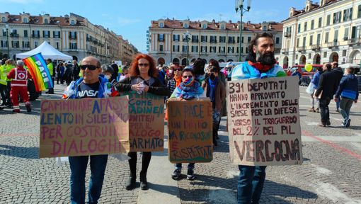 Cartelli contro la guerra e contro le spese militari alla manifestazione di questa mattina a Cuneo Cartelli contro la guerra e contro le spese militari alla manifestazione di questa mattina a Cuneo