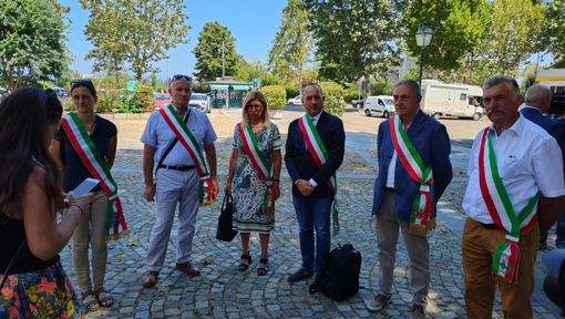 Singolare protesta di Confartigianato Cuneo: consegnati alla Prefettura due bancali di bollette [FOTO E VIDEO]