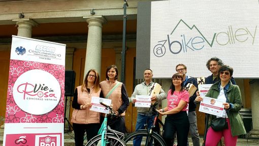 Il gruppo dei primi tre classificati a "Le vie in Rosa"
