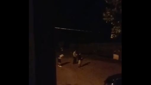 Bene Vagienna, si divertono a lanciare pietre contro un lampione: il Comune pubblica il video