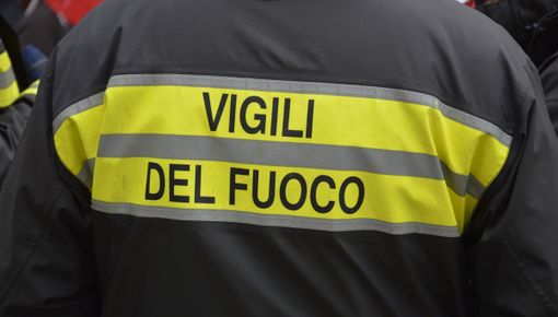 Fiamme in un'autorimessa di Monforte d'Alba: danneggiato un motorino