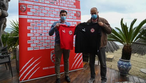 Il presidente della Granda Volley Academy Luca Di Giacomo e il responsabile tecnico Liano Petrelli presentano la maglietta ufficiale dell'Academy Summer Camp 2021 (credit Danilo Ninotto) Il presidente della Granda Volley Academy Luca Di Giacomo e il responsabile tecnico Liano Petrelli presentano la maglietta ufficiale dell'Academy Summer Camp 2021 (credit Danilo Ninotto)