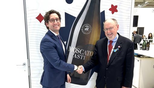 Nella foto, da sinistra: Giacomo Pondini e Robert Tobiassen allo stand del Consorzio Asti Docg al Vinitaly Nella foto, da sinistra: Giacomo Pondini e Robert Tobiassen allo stand del Consorzio Asti Docg al Vinitaly