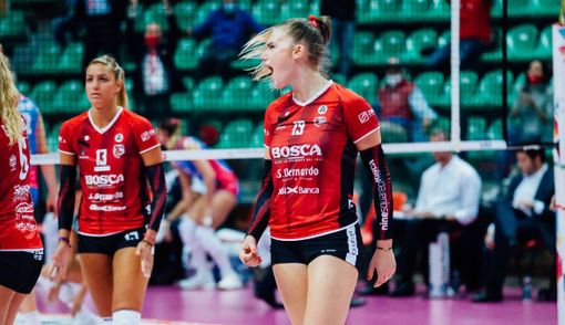 Tutta la carica di Adelina Ungureanu, alla seconda stagione con la maglia di Cuneo (credit Marco Collemacine x Creattiva Agency)