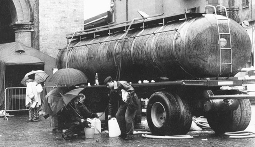 Le autobotti in piazza Ferrero ad Alba (foto Gruppo Fotografico Albese) Le autobotti in piazza Ferrero ad Alba (foto Gruppo Fotografico Albese)