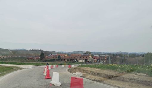 I lavori di completamento dei marciapiedi sulla SP9 procedono spediti. La strada è a senso unico alternato.