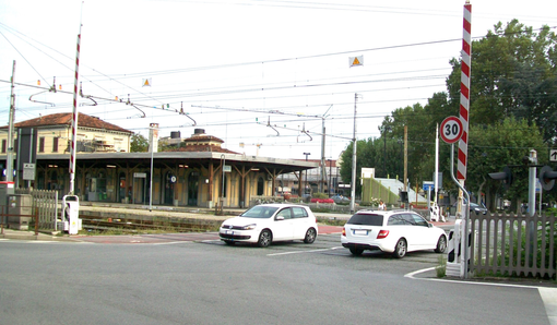 Il passaggio a livello della stazione di Bra
