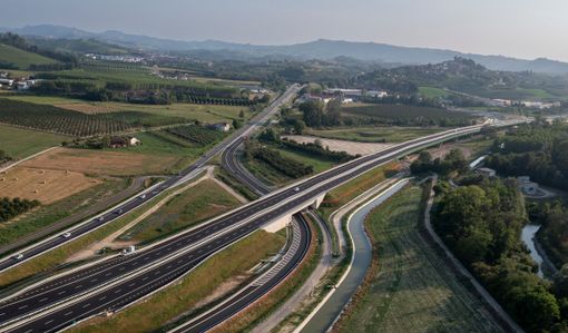 Una veduta dell'intersezione tra l'autostrada e il tratto della tangenziale albese che porta verso la Langa del Barolo Una veduta dell'intersezione tra l'autostrada e il tratto della tangenziale albese che porta verso la Langa del Barolo