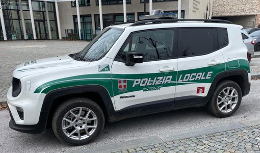 Mondovì, raid di gomme tagliate, furti di fiori e una persona sorpresa a defecare su una vetrina: tutti individuati grazie alla videosorveglianza