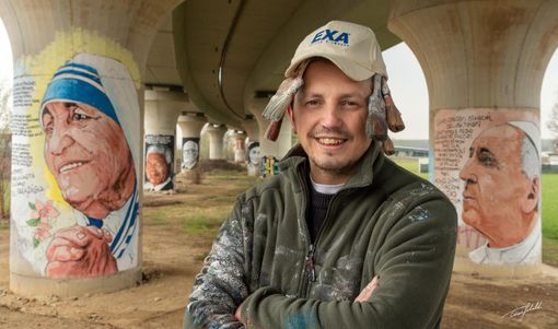 Giovanni Botta ed i piloni dipinti in strada Crosassa nella foto di Tino Gerbaldo,