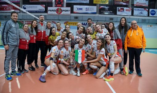 Le giocatrici biancorosse sono state premiate da Lucille Gicquel e Massimo Bellano (credit Danilo Ninotto)