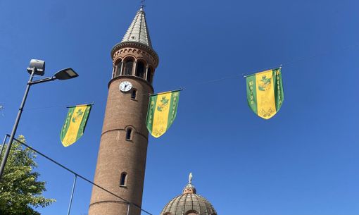 Enzo Mastrangelo firmerà il drappo del Palio e Alba “indosserà” i colori dei suoi Borghi Enzo Mastrangelo firmerà il drappo del Palio e Alba “indosserà” i colori dei suoi Borghi