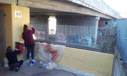 Maggio 2016: i giovani del Collettivo Mononoke al lavoro per ripulire il sottopasso da loro occupato (Fb)