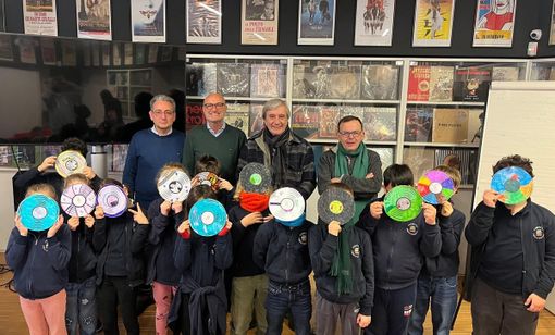 L'Associazione Alec porta la cultura del vinile nelle scuole: musica, arte e storia si incontrano attraverso le copertine dei dischi