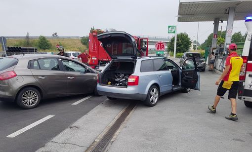 La scena dell'incidente di questa mattina in via Don Orione a Bra
