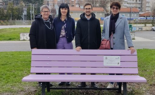 La panchina lilla posata ad Alba in ricordo di Irene Ferrero La panchina lilla posata ad Alba in ricordo di Irene Ferrero