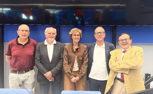 Secondo da sinistra, al fianco del direttore generale dell'Asl Massimo Veglio, il sindaco di Castagnito Carlo Porro Secondo da sinistra, al fianco del direttore generale dell'Asl Massimo Veglio, il sindaco di Castagnito Carlo Porro