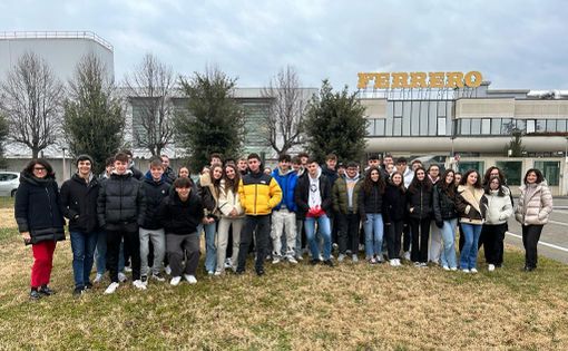 Foto di gruppo fuori dallo stabilimento di Alba Foto di gruppo fuori dallo stabilimento di Alba