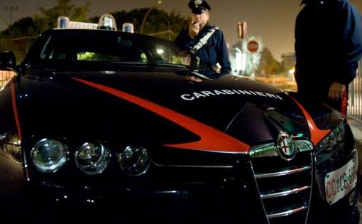 Si fermano per soccorrere un uomo in strada, lui li aggredisce e li accusa di averlo investito