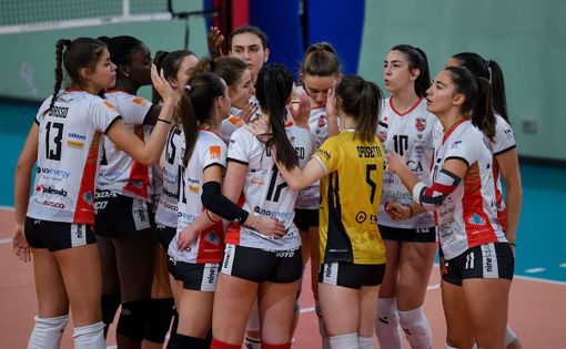 L'abbraccio delle 'gattine' cuneesi, protagoniste della quinta vittoria consecutiva in Serie B2 (credit Danilo Ninotto)