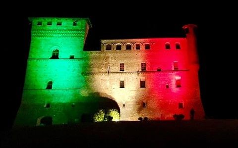 Il castello di Grinzane Cavour, nel 2020, illuminato dal tricolore grazie ad un progetto di Egea e Ardea